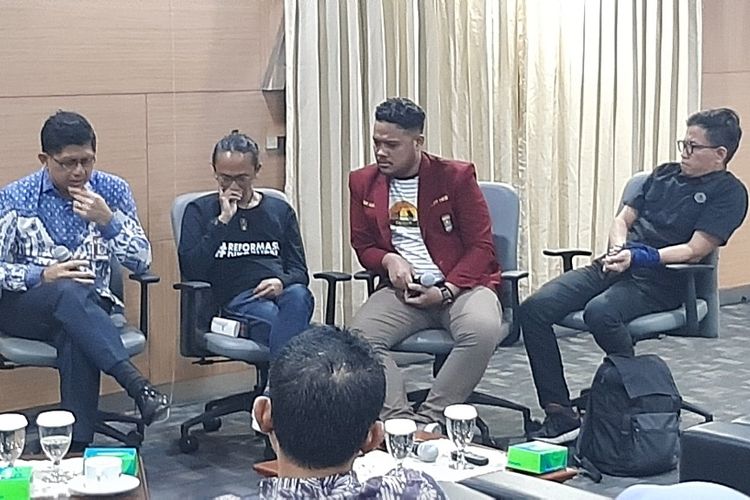 Wakil Ketua KPK Laode M Syarif membacakan puisi sebelum meresmikan nama Randi-Yusuf sebagai nama auditorium di Gedung ACLC KPK, Kamis (19/12/2019).