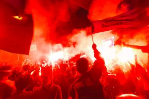 Persib Tekuk Persija 2-1, Lautan Biru Bobotoh dan Flare Hiasi Jalanan Bandung