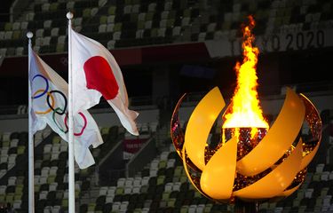 Api Olimpiade menyala saat upacara pembukaan di Stadion Olimpiade pada Olimpiade Musim Panas 2020, Jumat, 23 Juli 2021, di Tokyo, Jepang.