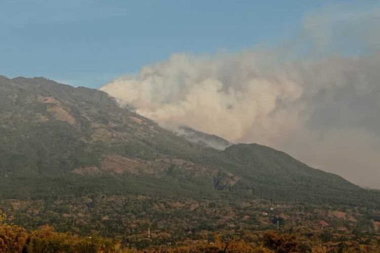 Kebakaran hutan Gunung Lawu di bagian Utara terlihat jelas dari Kabupaten Magetan. Kebakaran semakin meluas karena angin bertiup kencang sementara banyak dahan dan rumput kering di Kawasan Puncak Lawu karena kemarau panjang.