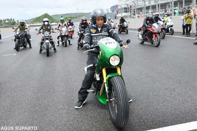 Presiden Joko Widodo saat menjajal Sirkuit Mandalika di Nusa Tenggara Barat (NTB) pada Jumat (12/11/2021).