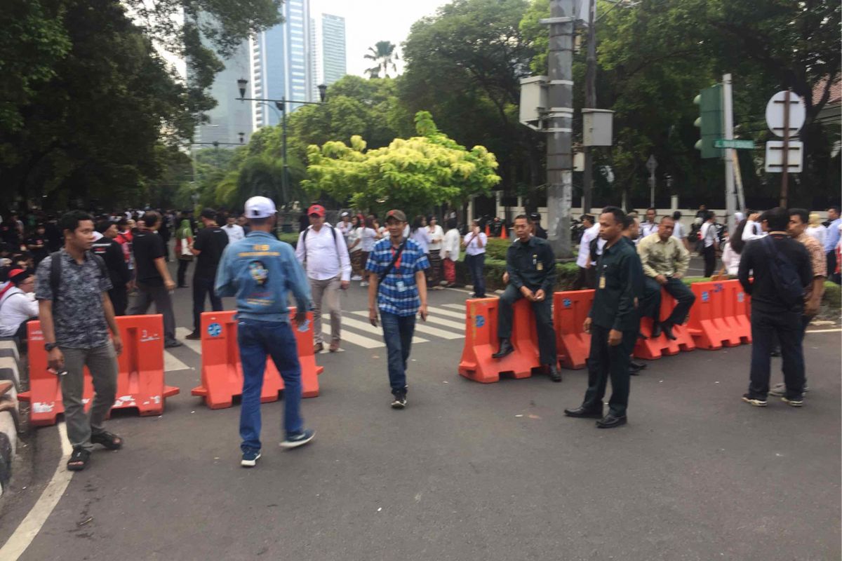 Jalan Imam Bonjol yang mengarah ke arah Masjid Sunda Kelapa dan menuju ke Bundaran Hotel Indonesia, ditutup jelang pengundian nomor urut calon presiden (capres) dan calon wakil presiden (cawapres), di kantor Komisi Pemilihan Umum (KPU) RI, Jumat (21/9/2018) sore. Puluhan massa kedua pendukung mulai memadati lokasi.