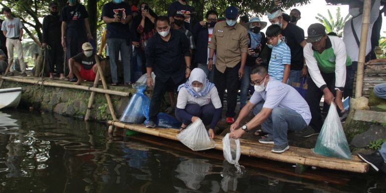 Kementerian Kelautan dan Perikanan (Kementerian KP) bekerja sama dengan Alumni Angkatan 33 Institut Pertanian Bogor (IPB) TAN96UH melakukan kegiatan restocking di Situ Gede, Bogor, Jawa Barat (Jabar), Minggu (26/12/2021).