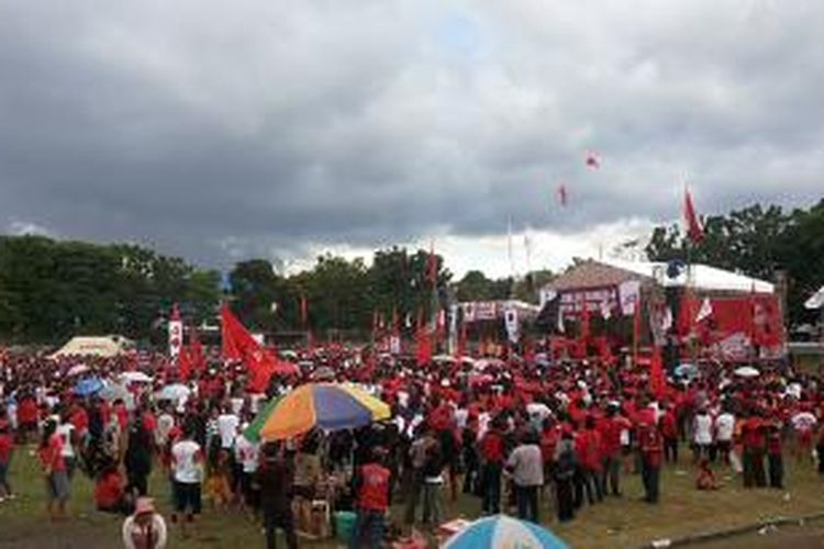 Ribuan kader PDIP menghadiri kampanye akbar yang juga dihadiri oleh Megawati.