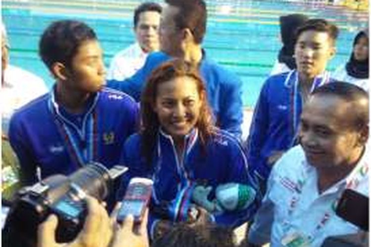 Perenang putri Jabar, Raina Saumi, menyabet medali emas PON XIX 2016 setelah memenangi nomor 400 meter gaya bebas putri di kolam renang Universitas Pendidikan Indonesia (UPI) Bandung , Rabu (14/9/2016).