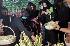 Tabur Bunga di Makam Anaknya, Sang Ibu: Mama Ikhlas, Jaga Kakak...