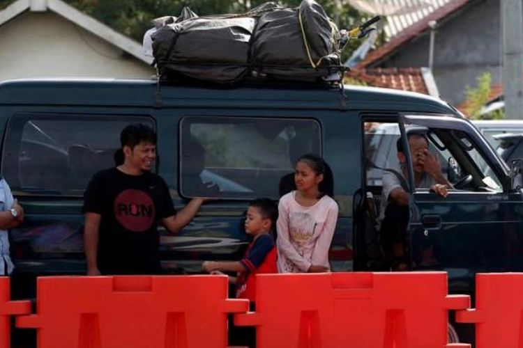 Sistem buka tutup untuk mengatasi kemacetan kendaraan di pintu keluar tol Brebes Timur, Jawa Tengah, Jumat (01/07/2016). Puncak arus mudik diperkirakan terjadi pada H-3 lebaran. 