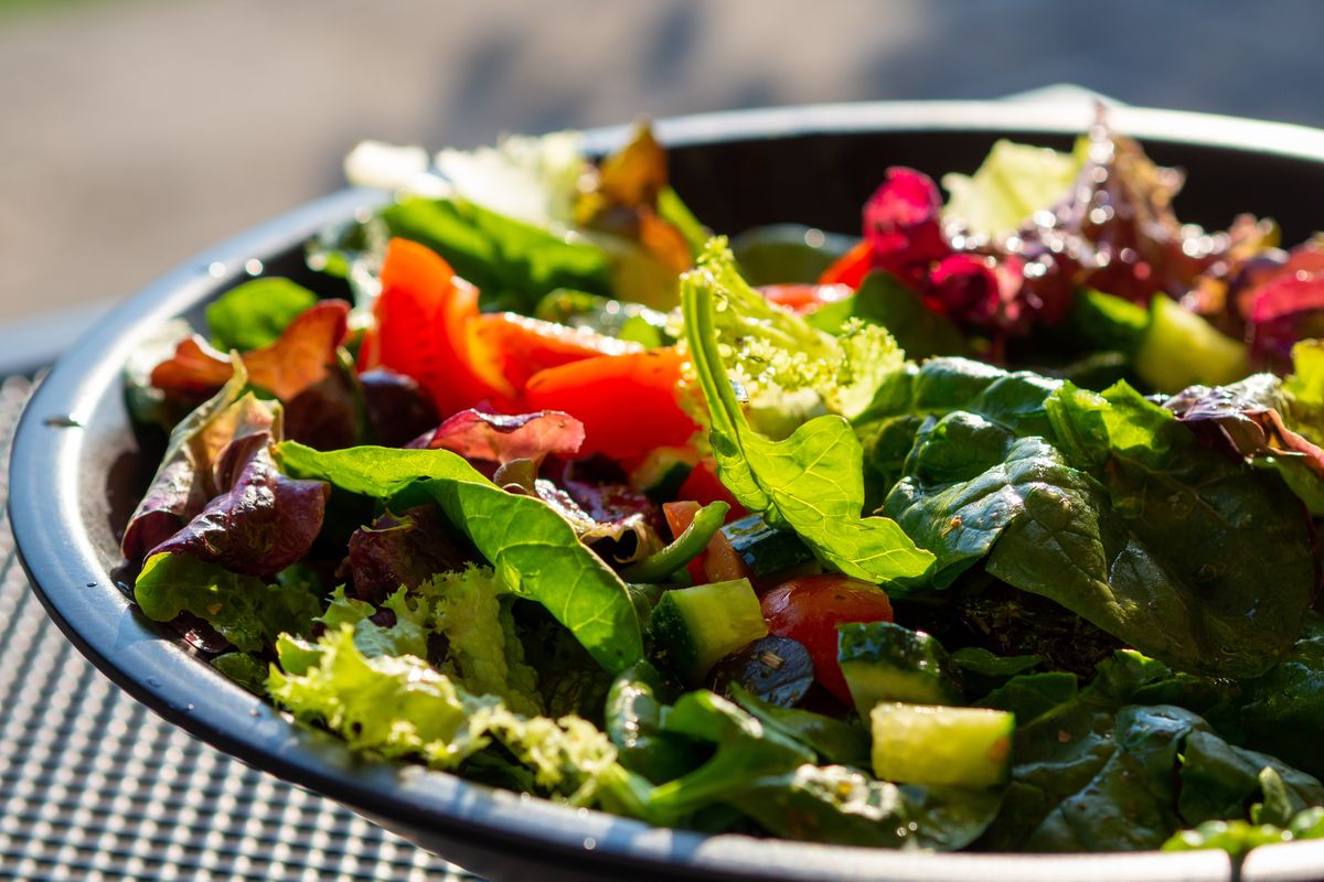 Salad sayuran mentah sudah lahir di zaman Romawi Kuno.
