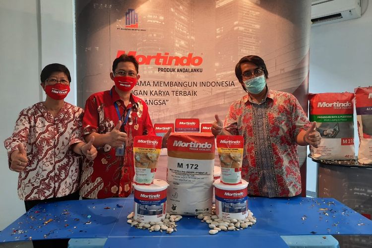 Direktur Keuangan Mortindo Herlijanti Pranoto, Deputi Direktur Marketing Mortindo Hery Chrisnantyo, dan Deputi Direktur Sales Mortindo Budi Santoso saat meluncurkan tagline Mortindo Bersama Membangun Indonesia, Karya Terbaik bangsa, di Bogor, Rabu (26/8/2020).