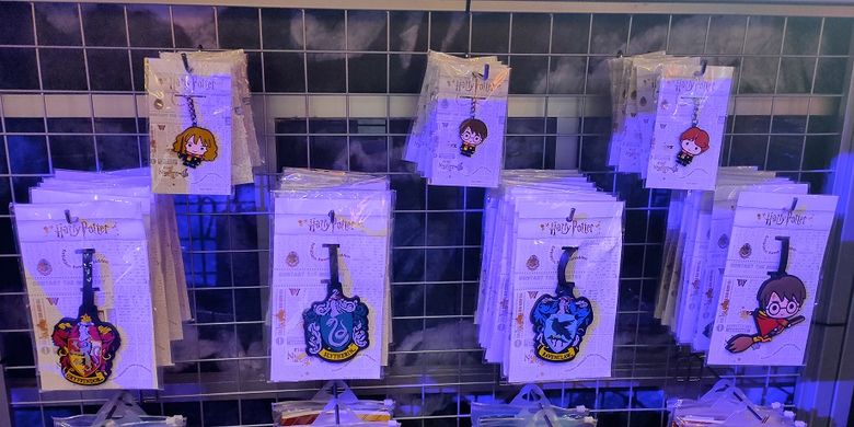 Merchandise berupa gantungan kunci yang ditawarkan dalam pameran instalasi Harry Potter di Mal Taman Anggrek, Kamis (28/11/2019).