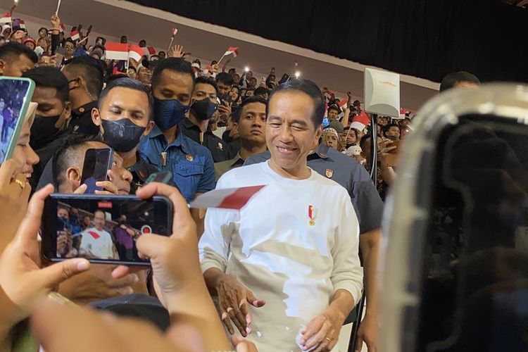 Presiden Joko Widodo saat menyapa dan diajak selfie para relawan dalam acara puncak Musyawarah Rakyat (Musra) di Istora Senayan, Jakarta Pusat, Minggu (14/5/2023).