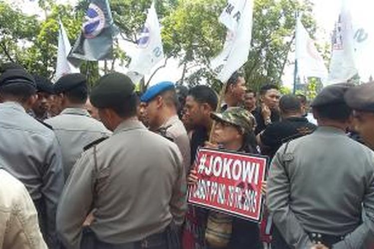 Aksi Buruh Bali Bersatu di depan Kantor Gubernur Bali. 