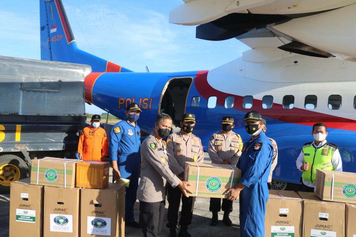 Bantuan oksigen dan obat-obatan menggunakan pesawat Polri C295 tiba di Bandara Depati Amir, Pangkalpinang, Sabtu (14/8/2021).
