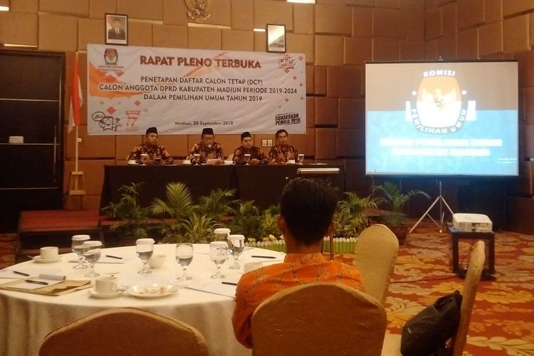 Ketua KPU Kabupaten Madiun, Anwar Sholeh Azzarkoni memberikan penjelasan terkait anggota BPD aktif yang belum mundur dari jabatannya kendati sudah masuk dalam daftar caleg tetap DPRD Kabupaten Madiun pada pileg 2019.