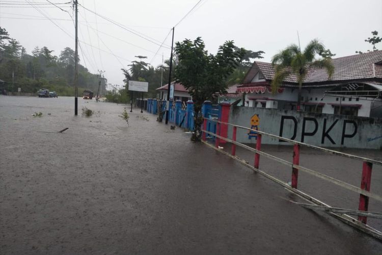 RSUD Piru di Kabupaten Seram Bagian Barat, Maluku tergenang air setelah hujan lebat mengguyur wilayah tersebut, Selasa (2/7/2019)