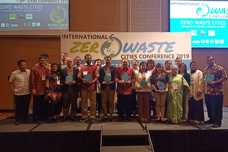 Wali Kota Bandung, Oded M Danial memperkenalkan program kampanye pengentasan masalah sampah yang dimiliki Pemerintah Kota Bandung bernama Kang Pisman (Kurangi, Pisahkan, Manfaatkan) di konferensi internasional Zero Waste City Conference (ZWCC), Penang, Malaysia, 14 hingga 15 Oktober 2019 kemarin.