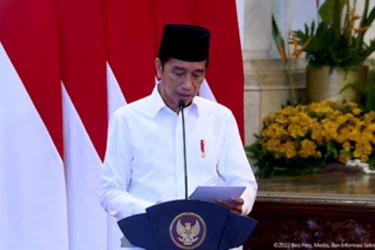 Presiden Joko Widodo saat memberi sambutan dalam acara penyerahan zakat kepada Baznas di Istana Negara, Selasa (12/4/2022).