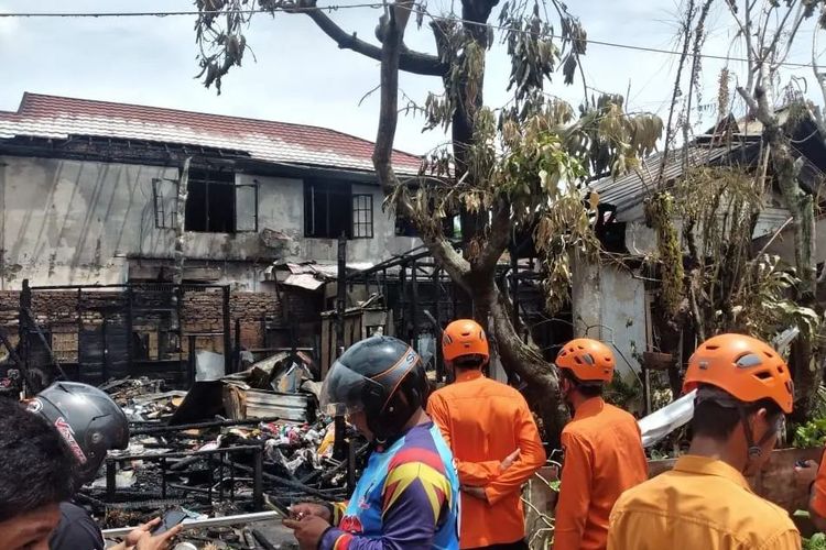 Petugas dari BPBD sementara mendata rumah warga dalam peristiwa kebakaran di Jalan Karang Paci, Banjarmasin, Kalsel yang terjadi pada, Minggu (16/10/2022). 