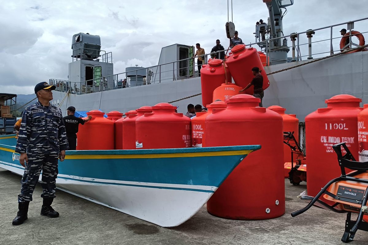 Komandan Kapal Republik Indonesia (KRI) Teluk Weda 526, Letkol Laut (P) Ricky Tacoma sedang mengawasi proses loading barang bantuan dari Kementerian Sosial (Kemensos) di KRI Teluk Weda 52. Adapun KRI Teluk Weda 526 sedang bersandar di Dermaga TNI AL Tawiri, Ambon, Maluku, Senin (22/7/2024). 