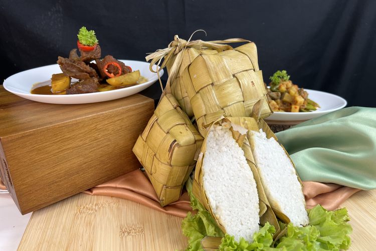 Ketupat untuk sajian Lebaran pada tradisi Syawalan di surabaya. 