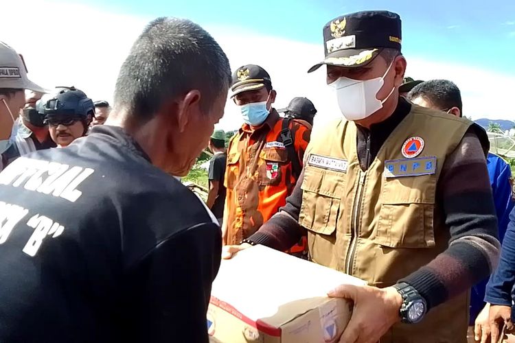 Bupati Luwu Basmin Mattayang menyerahkan bantuan kepada korban bencana angin puting beliung di Desa Lengkong, Kecamatan Bua, Kabupaten Luwu, Sulawesi Selatan, Minggu (09/01/2022) siang
