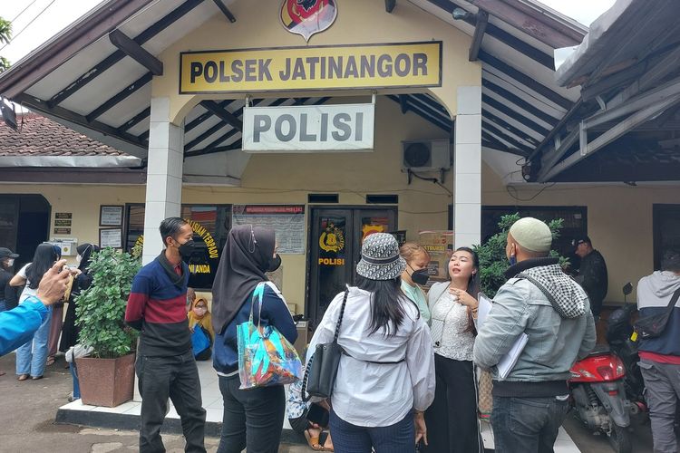 Puluhan korban arisan bodong datangi Mapolsek Jatinangor, Sumedang, Jawa Barat, Senin (28/2/2022). AAM AMINULLAH/KOMPAS.com
