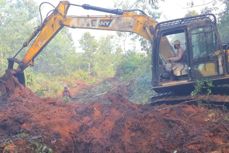 Karhutla Riau Meluas, Manggala Agni Kerahkan Alat Berat untuk Sekat Api