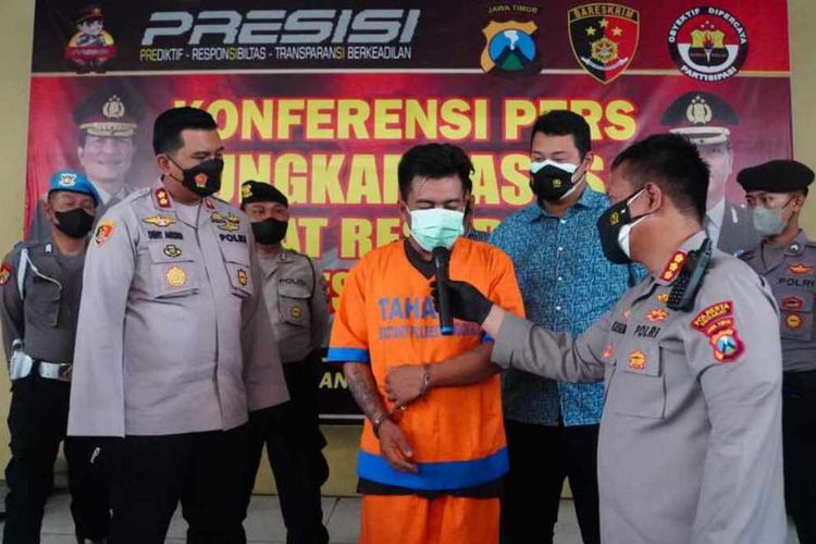 AP (32) warga Desa Candi Sidoarjo mengaku sebagai Polisi Gadungan untuk menipu warga hingga ratusan juta, Saat ditanya Oleh Kapolresta Sidoarjo Kombes Pol Kusumo Wahyu, Selasa (21/12/2021).