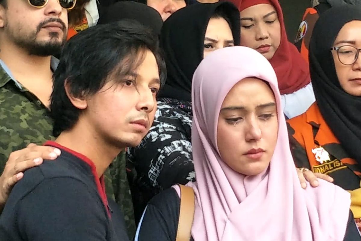 Artis peran Sonny Septian dan Fairuz A Rafiq saat melaporkan Galih Ginanjar ke Polda Metro Jaya, Jakarta Selatan, Senin (1/7/2019). Fairuz terlihat menangis saat melaporkan mantan suaminya terkait konten asusila. 