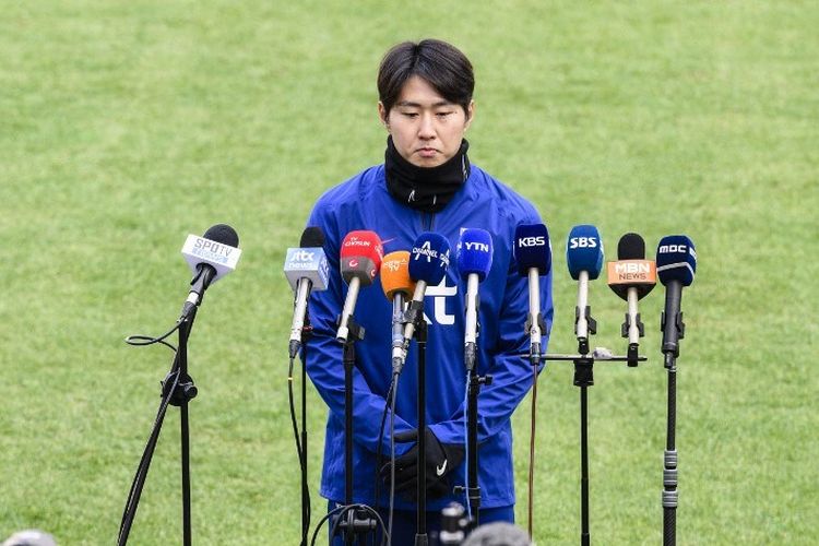 Gelandang timnas Korea Selatan, Lee Kang-in, secara formal meminta maaf atas insiden yang terjadi dengan kapten Son Heung-min dan beberapa rekan lain di Piala Asia 2023. Permintaan maaf itu disampaikan secara resmi oleh Lee Kang-in di Seoul pada Rabu (20/3/2024)