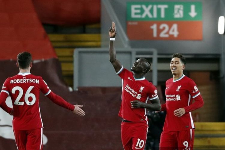 Sadio Mane (tengah) merayakan golnya ke gawang West Bromwich Albion dalam laga Liverpool vs West Brom, Minggu (27/12/2020) malam WIB di Anfield Stadium.