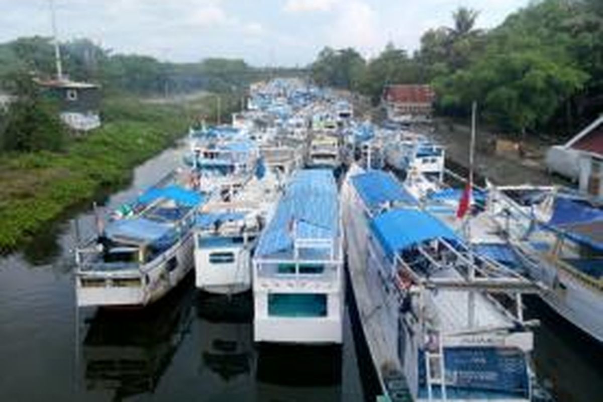 Cuaca buruk yang melanda Sulsel seekan terakhir, membuat para nelayan takut melaut dan memilih menambakkan kapalnya di sepanjang Sungai Jeneberang, Kelurahan Barombong, Makassar, Rabu (23/12/2015).