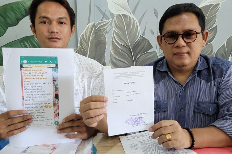 Pelapor Cahya Efendy (kiri) dan kuasa hukumnya, Ananto Widagdo menunjukkan bukti percakapan di WhatsApp dan tanda terima laporan polisi kepada wartawan di Banyumas, Jawa Tengah, Senin (22/5/2023).
