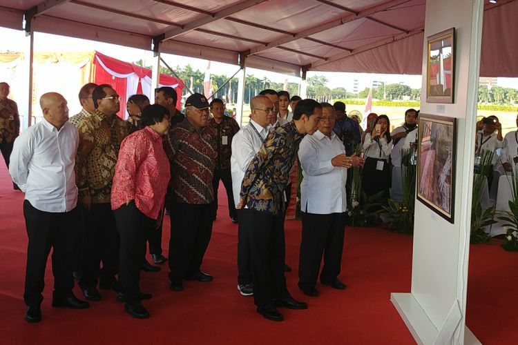 Presiden Joko Widodo menghadiri pameran foto infrastruktur di Monas, Jakarta, Minggu (27/8/2017).