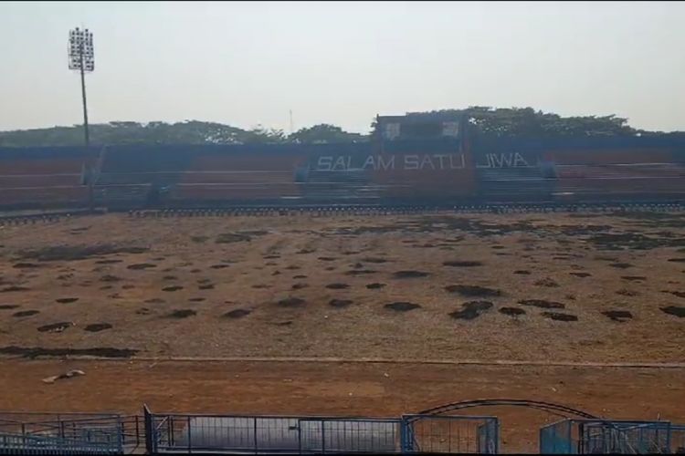 Kondisi Stadion Kanjuruhan usai terjadi kebakaran rumput di lapangan Stadion Kanjuruhan, Minggu (1/10/2023) malam.