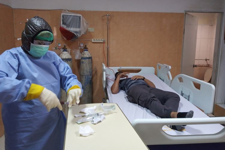 Seorang petugas di RSU Zainal Abidin Banda Aceh mengambil sampel darah untuk diperiksa dari seorang mahasiswa asal Aceh yang belajar di China dan baru tiba di Banda Aceh, Rabu (29/1/2020). Pemeriksaan tersebut dilakukan kaitannya dengan penyebaran virus corona di China.
