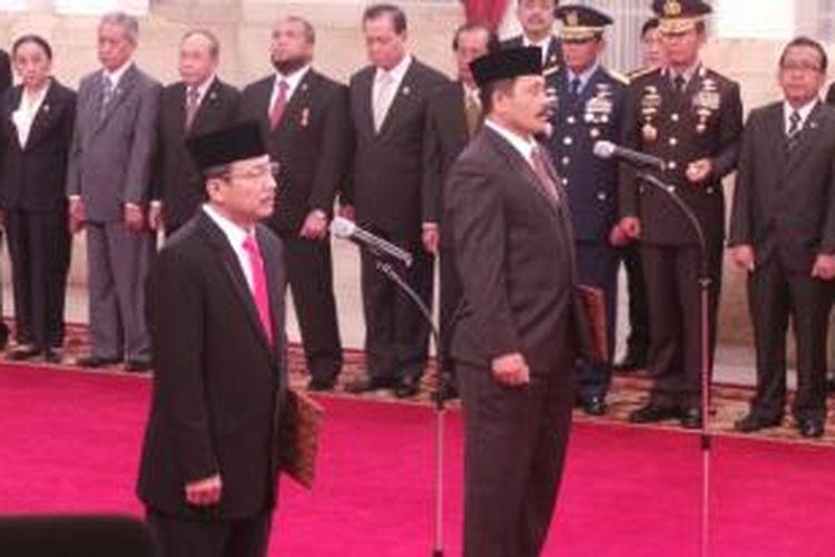 Hakim Pengadilan Tinggi Denpasar Suhartoyo dan dosen hukum tata negara Fakultas Hukum Universitas Udayana, I Dewa Gede Palguna, resmi dilantik sebagai hakim Mahkamah Konstitusi.