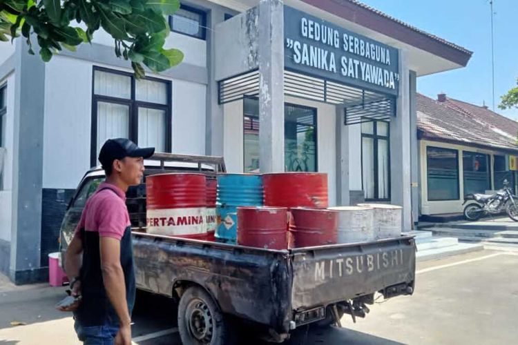 Sejumlah barang bukti berupa 12 Drum berisi solar bersubsidi yang berhasil diamankan petugas kepolisian di Mapolres Tuban hasil penggerebekan gudang penimbunan BBM bersubsidi di Desa Minoharjo, Kecamatan Widang, Kabupaten Tuban, Jawa Timur.