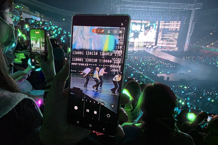 Setting kamera Samsung S25 Ultra untuk rekam fancam konser K-pop.