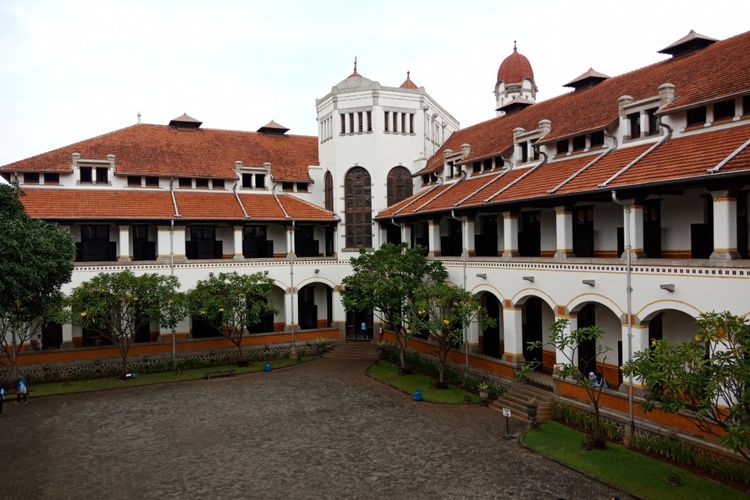 Keindahan bangunan arsitektur Eropa, buatan Belanda di Lawang Sewu, Semarang, Rabu (28/3/2018). 