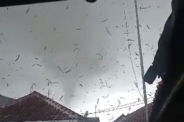 Angin puting beliung merusak atap rumah dan pabrik Kahatex di Jatinangor, Sumedang, Jabar, Rabu sore. KOMPAS.com/Screenshoot Video