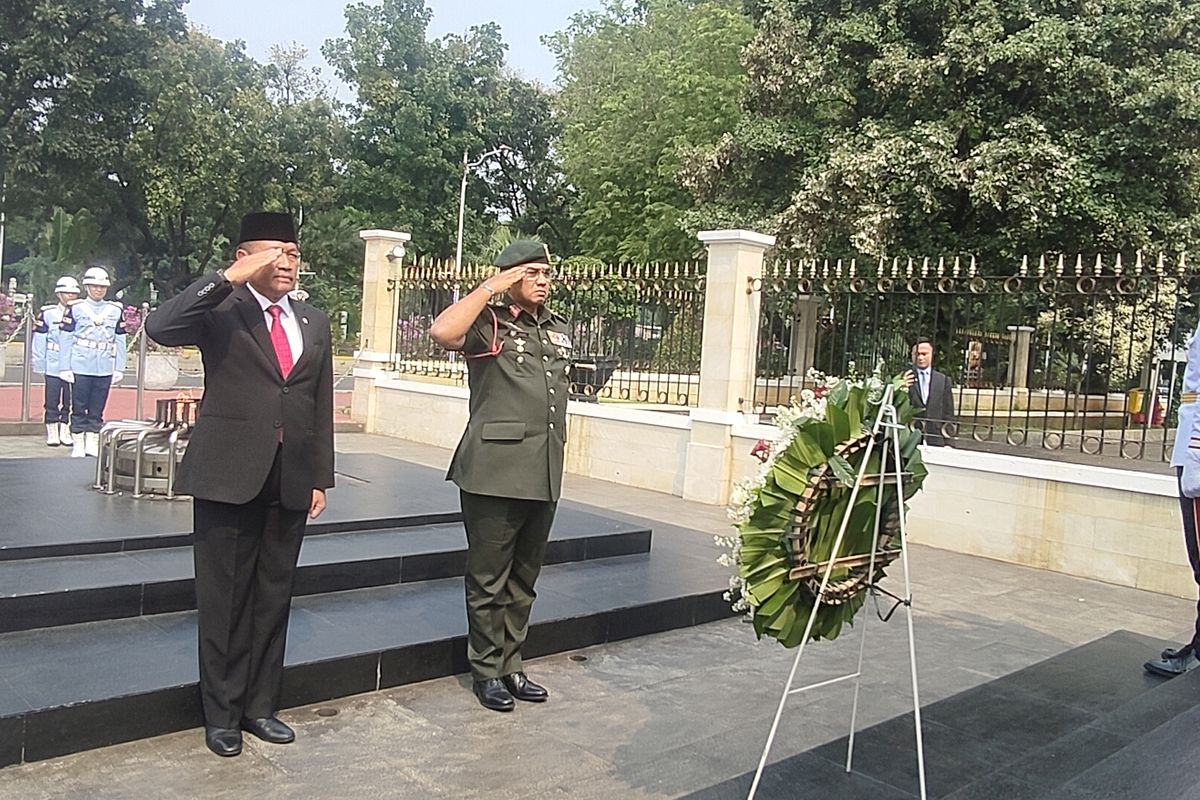 Kala Wamenhan Ajak Panglima Malaysia Hormat ke Patung Bung Karno