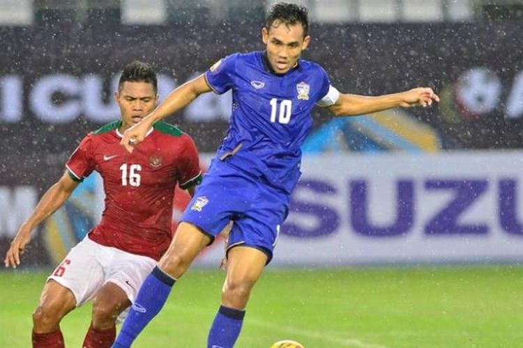Pemain Thailand, Teerasil Dangda, mendapatkan penjagaan dari pemain Indonesia, Fachruddin, dalam laga Grup A Piala AFF 2016 di Philippine Stadium, Bocaue, Sabtu (19/11/2016).