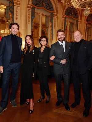 Victoria Beckham menerima gelar Ksatria Seni Prancis di Paris. Tampil elegan serba hitam, kiprahnya di dunia mode kian diakui.
