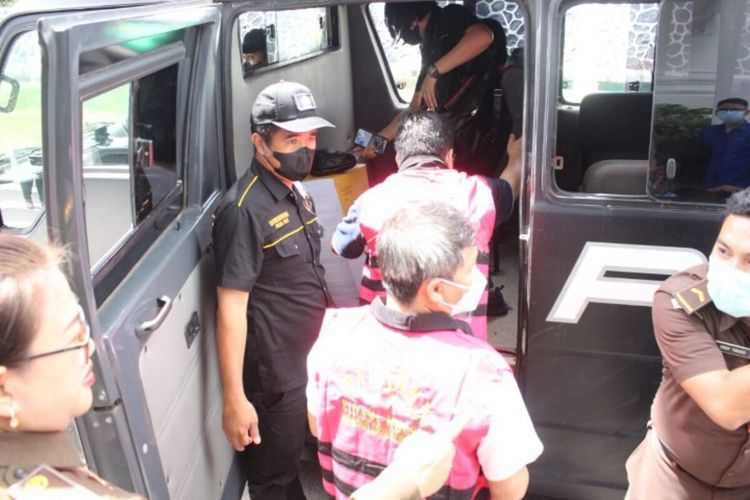 Para tersangka memakai rompi merah muda saat naik ke mobil dan akan digiring ke Mapolda Sulut, Selasa (24/5/2022). Para tersangka ditahan oleh Penuntut Umum Kejati Sulut selama 20 hari terhitung sejak tanggal 24 Mei 2022 sampai dengan 12 Juni 2022 di Rutan Polda Sulut.