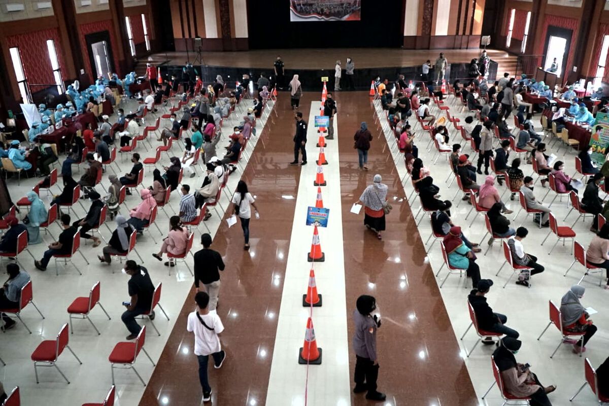 Ribuan orang mengikuti vaksinasi massal di Gedung Kesenian, Kota Blitar, Sabtu (10/7/2021)