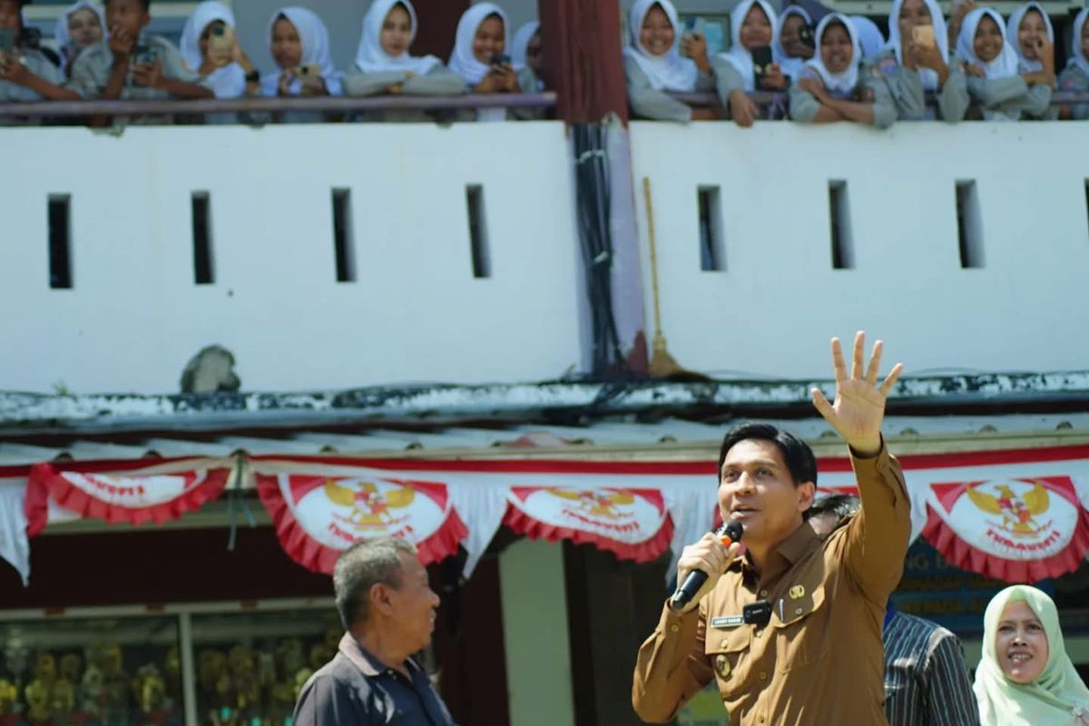 Bupati Indramayu Lucky Hakim saat melakukan sosialisasi cegah pelajar ikut demonstrasi di SMK PGRI Jatibarang, Indramayu, Jawa Barat, Senin (1/9/2025)
