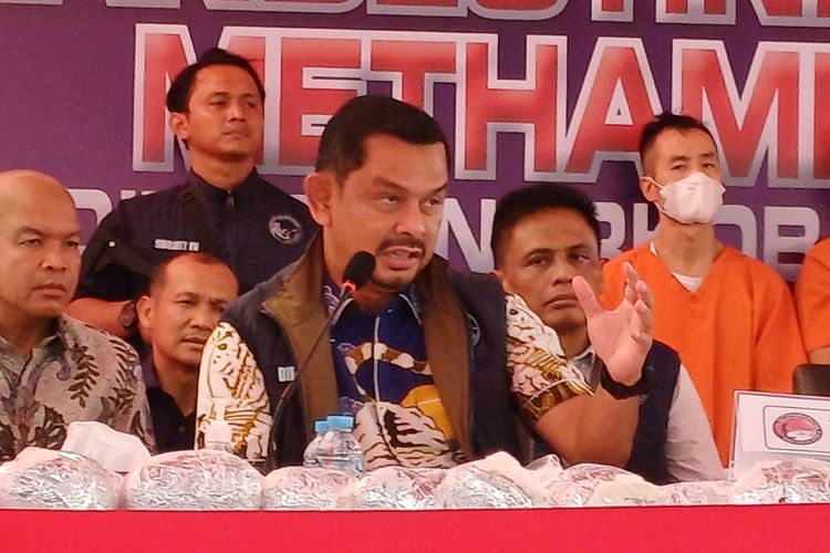 Direktur Tindak Pidana Narkoba Bareskrim Brigjen Mukti Juharsa saat konferensi pers di Kabupaten Tangerang, Banten, Jumat (17/11/2023).