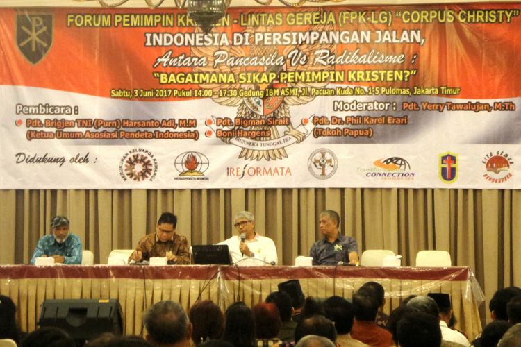 Inisiator Forum Pemimpin Kristen - Lintas Gereja (FPK-LG) Corpus Christy Pendeta Phil Karel Erari, Pendeta Yerry Tawalujan, Pendeta Bigman Sirait, dan Pendeta Harsanto Adi dalam seminar politik Indonesia di Persimpangan Jalan: Bagaimana Sikap Pemimpin Kristen? di kawasan Pulomas, Jakarta Timur, Sabtu (3/6/2017).