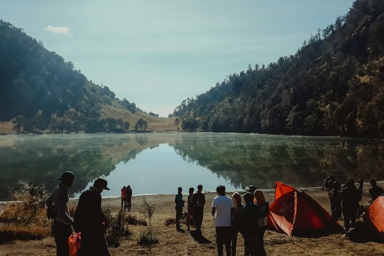 Potret para pendaki di tepi Ranu Kumbolo, Gunung Semeru, Jawa Timur.